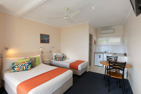 Sunlit Waters Studio Apartments - Accommodation Newcastle 21