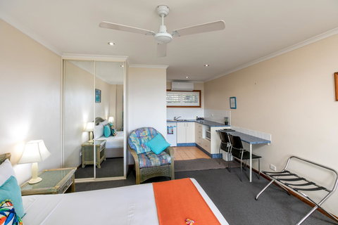 Sunlit Waters Studio Apartments - Accommodation Newcastle 13