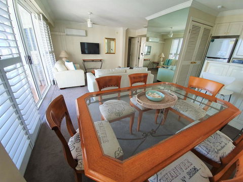 Broadbeach Holiday Apartments - Accommodation Newcastle 15