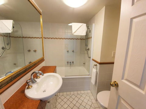 Broadbeach Holiday Apartments - Accommodation Newcastle 12