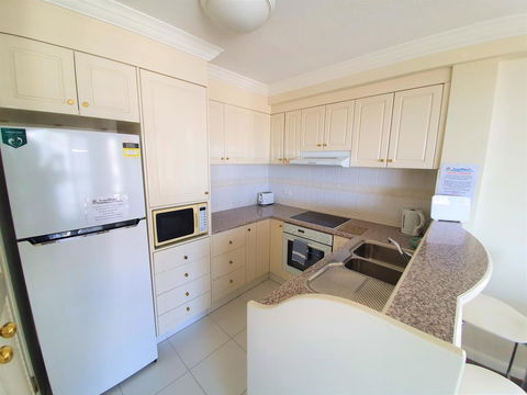 Broadbeach Holiday Apartments - Accommodation Newcastle 16