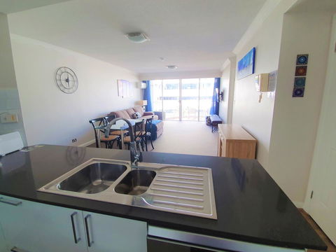 Broadbeach Holiday Apartments - Accommodation Newcastle 11