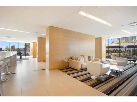 Luxury 3 Bedroom In Heart Of Broadbeach - Accommodation Newcastle 8