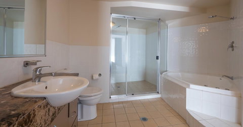 Broadbeach Savannah Resort - Accommodation Newcastle 11