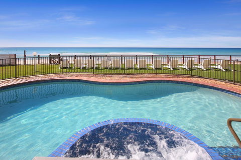 Spindrift On The Beach - Absolute Beachfront - Accommodation Newcastle 12
