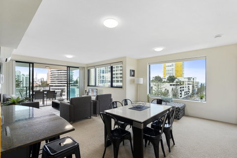 Broadbeach On The Park, 3 Bed Ocean - We Accommodate - Accommodation Newcastle 2
