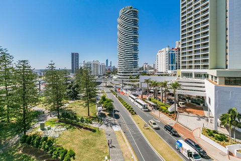 Broadbeach On The Park, 3 Bed Ocean - We Accommodate - Accommodation Newcastle 13
