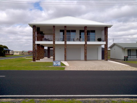 White Caps B&B Apartment - Accommodation Newcastle 0