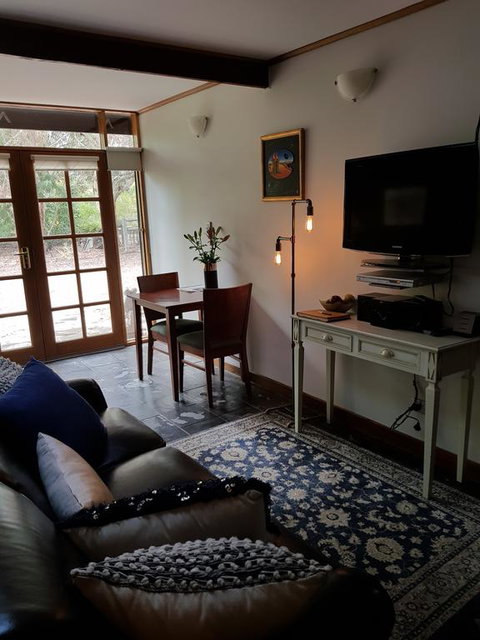 William Hunt's Retreat - Redwood Studio - Accommodation Newcastle 3