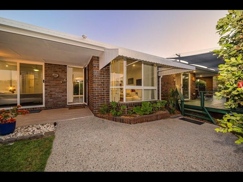 Woorim Secluded Palms Cottage - Accommodation Newcastle 0