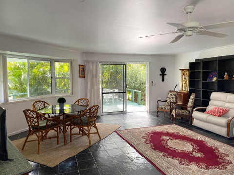 Woorim Secluded Palms Villa - Accommodation Newcastle 2
