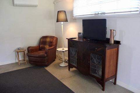 Wormwood Studio - Accommodation Newcastle 2