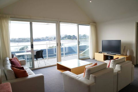 York Cove Holiday Hotel - Accommodation Newcastle 2