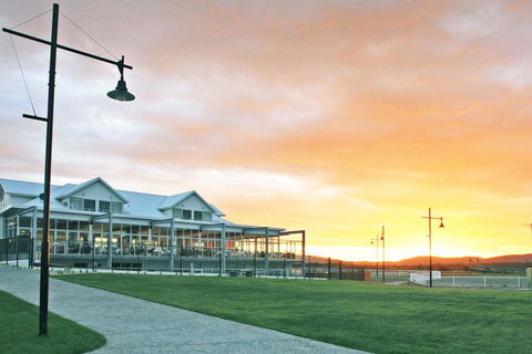York Cove Holiday Hotel - Accommodation Newcastle 0