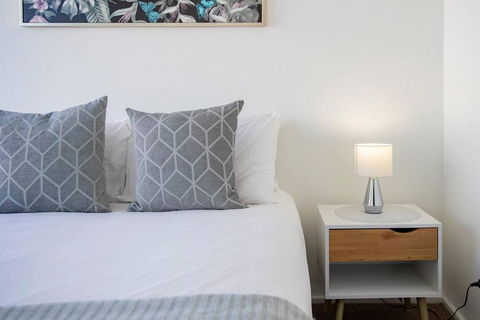 \'Sandy Shores\' A Spacious Newcastle Beach Escape - Accommodation Newcastle 3