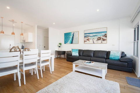 \'Sandy Shores\' A Spacious Newcastle Beach Escape - Accommodation Newcastle 0