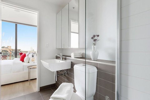 A 2BR Apt With Harbour Views And FREE Parking - Accommodation Newcastle 2