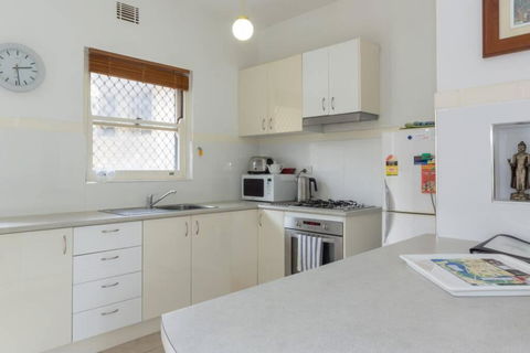 B6 Crawley Apartment 1 BRM & Sleepout Near UWA - Accommodation Newcastle 3