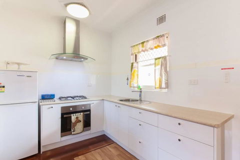 B8 Crawley Apartment 1 BRM & Sleepout Near UWA - Accommodation Newcastle 2