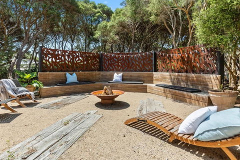 Back Beach Retreat - Accommodation Newcastle 0