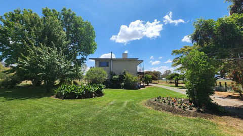 Bahwidgee Lodge - Riverside Retreat - Accommodation Newcastle 2
