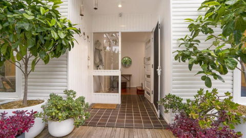 Banyalla - Stunning Coastal Beach House - Accommodation Newcastle 1