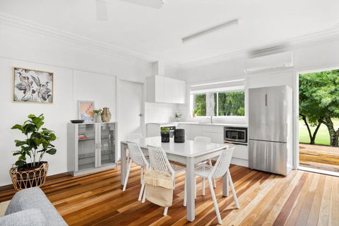 Barefoot Bungalow - Accommodation Newcastle 0