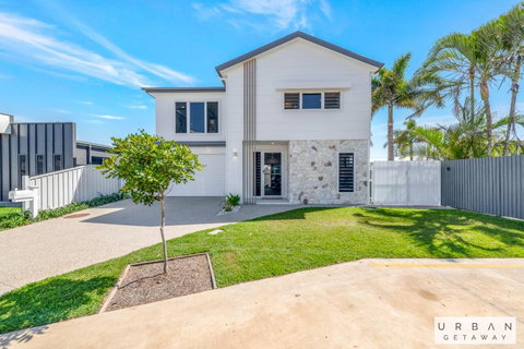 Bargara Coastal Luxe Aircon, Outside Pet, Sleeps 8 - Accommodation Newcastle 0