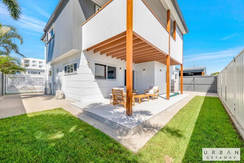 Bargara Coastal Luxe Aircon, Outside Pet, Sleeps 8 - Accommodation Newcastle 2