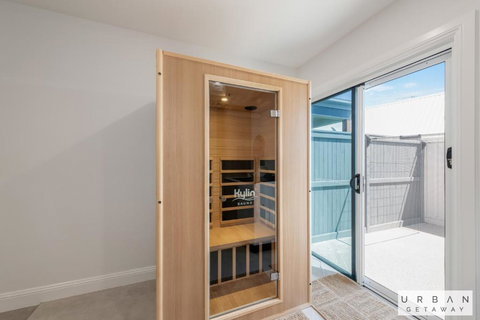 Bargara Coastal Luxe Aircon, Outside Pet, Sleeps 8 - Accommodation Newcastle 4