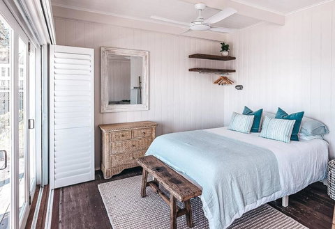 BAY PROPERTIES . Beach House Studio - Accommodation Newcastle 3