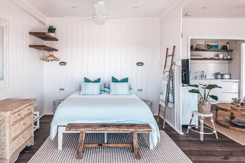BAY PROPERTIES . Beach House Studio - Accommodation Newcastle 4