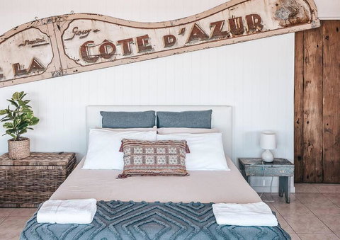 BAY PROPERTIES . Pacific Lodge Studio - Accommodation Newcastle 4