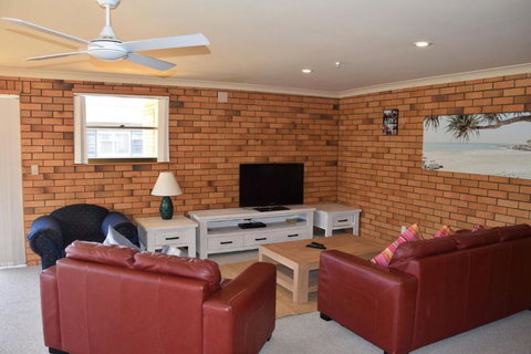 Baywatch - Bring Your Own Linen - Accommodation Newcastle 4