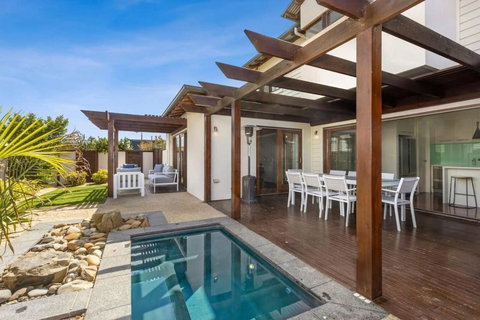 Beach And Golf Haven With Spa Luxury Living - Accommodation Newcastle 0