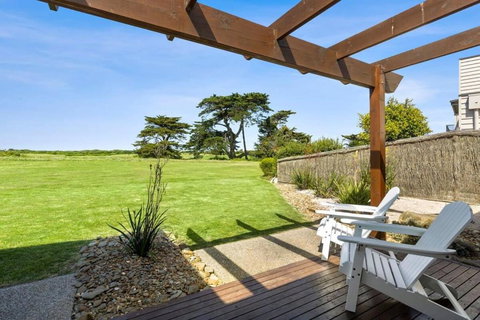 Beach And Golf Haven With Spa Luxury Living - Accommodation Newcastle 2