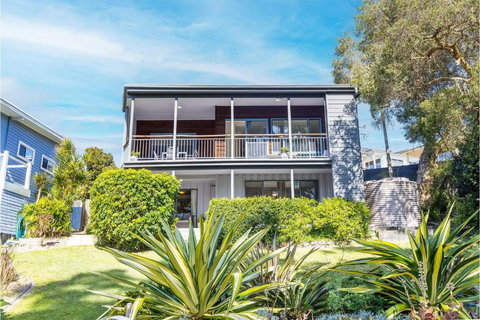 Baggies On Dutchies, 9 Burbong Street - Large Pet Friendly House With Spectacular Waterviews, Wi-Fi And Air Con - Accommodation Newcastle 4