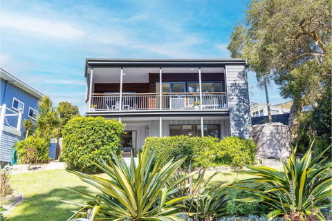 Baggies On Dutchies, 9 Burbong Street - Large Pet Friendly House With Spectacular Waterviews, Wi-Fi And Air Con - Accommodation Newcastle 1
