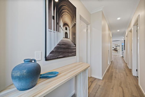 Ballarat Modern Oasis, Stylish 3 Bedroom 2 Bathroom Retreat, Newly Build, New Appliances, Beds And Furniture, Walking Distance To Shopping Mall - Accommodation Newcastle 1