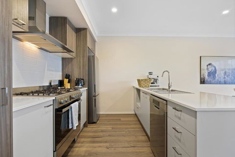 Ballarat Modern Oasis, Stylish 3 Bedroom 2 Bathroom Retreat, Newly Build, New Appliances, Beds And Furniture, Walking Distance To Shopping Mall - Accommodation Newcastle 2