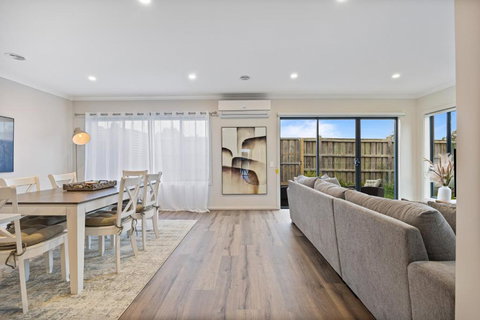 Ballarat Modern Oasis, Stylish 3 Bedroom 2 Bathroom Retreat, Newly Build, New Appliances, Beds And Furniture, Walking Distance To Shopping Mall - Accommodation Newcastle 0