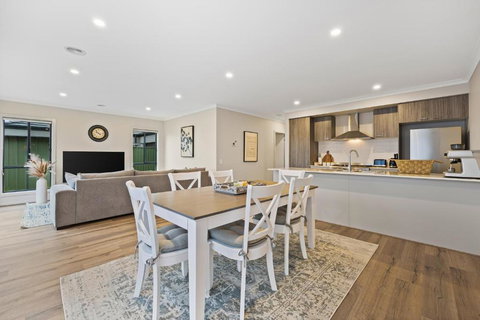 Ballarat Modern Oasis, Stylish 3 Bedroom 2 Bathroom Retreat, Newly Build, New Appliances, Beds And Furniture, Walking Distance To Shopping Mall - Accommodation Newcastle 3