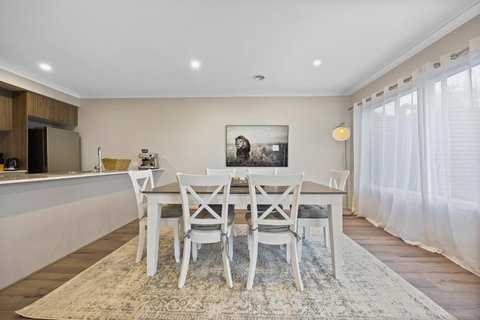 Ballarat Modern Oasis, Stylish 3 Bedroom 2 Bathroom Retreat, Newly Build, New Appliances, Beds And Furniture, Walking Distance To Shopping Mall - Accommodation Newcastle 4