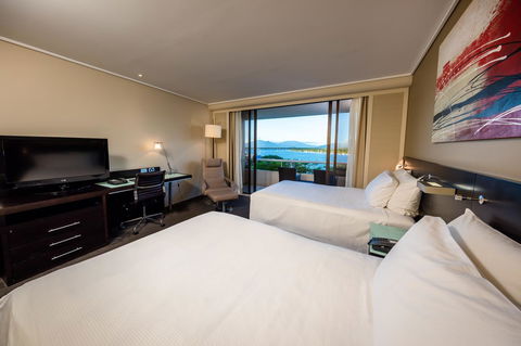 Hilton Cairns - Accommodation Newcastle 6