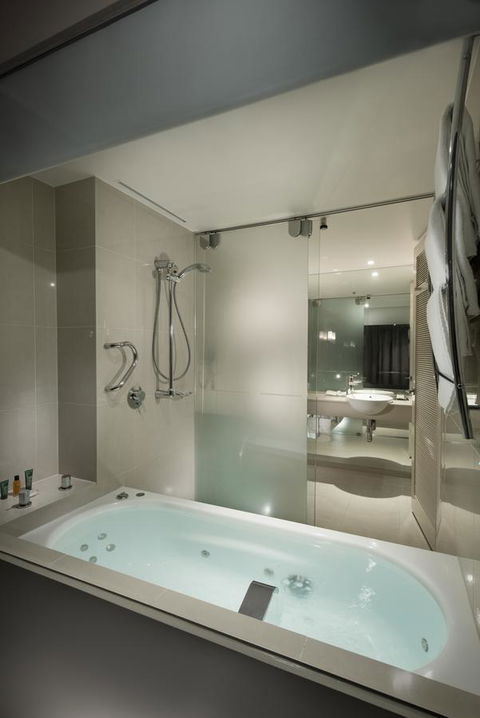 Hilton Cairns - Accommodation Newcastle 4