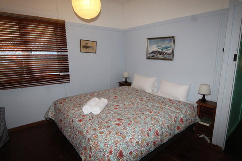 Signal Cottage - Accommodation Newcastle 7
