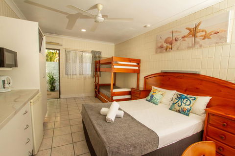 Tropical Palms Resort & 4WD Hire - Accommodation Newcastle 3