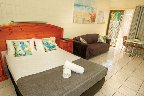 Tropical Palms Resort & 4WD Hire - Accommodation Newcastle 8