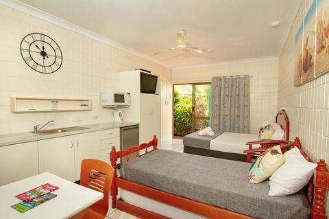Tropical Palms Resort & 4WD Hire - Accommodation Newcastle 7