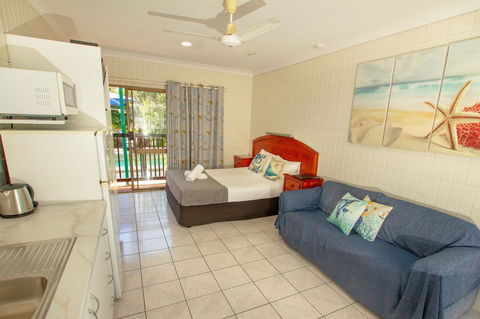 Tropical Palms Resort & 4WD Hire - Accommodation Newcastle 0